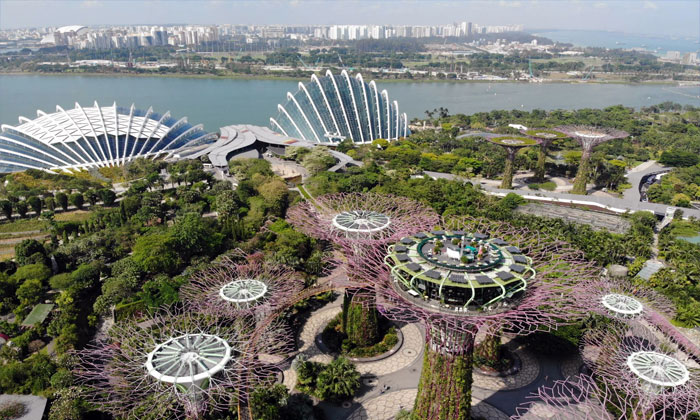 keindahan alam futuristik di gardens by the bay singapura