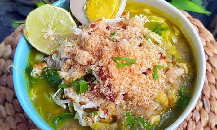 soto lamongan dengan taburan koya